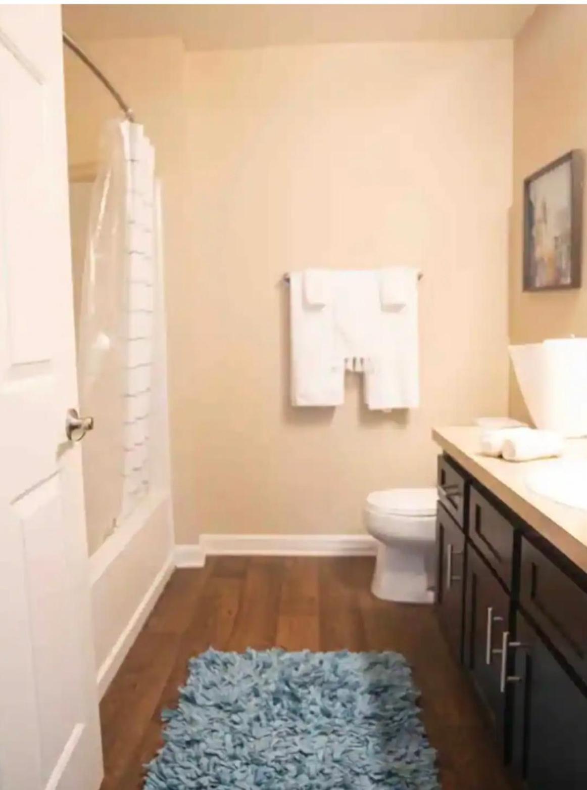 Cozy King 2 Bedroom At Easton Near Airport Apartment *